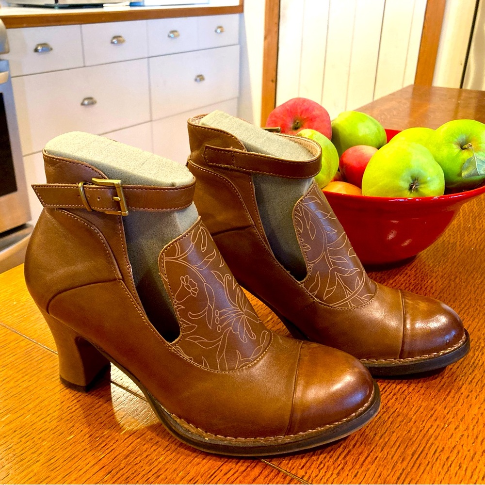 Neosens booties, like New, size 38 euro/7.5 US, brown leather